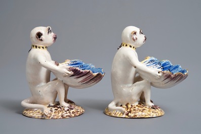 Une paire de salerons en forme de singes en fa&iuml;ence polychrome de Bruxelles, 18&egrave;me