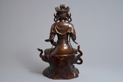 Een grote Chinese bronzen figuur van Guanyin op troon met ingelegd decor, 19/20e eeuw