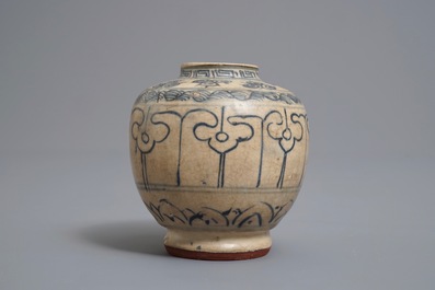 Deux assiettes et un bol en porcelaine de Vietnam bleu et blanc, 16&egrave;me et apr&egrave;s