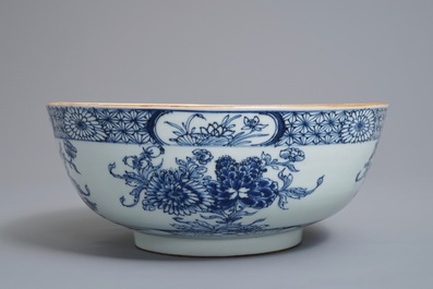 A Chinese blue and white floral bowl, Qianlong