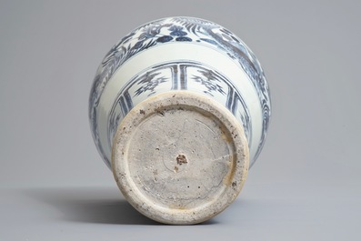 Een Chinese blauwwitte gereduceerde meiping vaas in Yuan-stijl, 19/20e eeuw