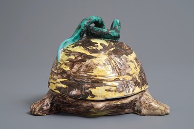 Une bo&icirc;te couverte en forme de tortue en fa&iuml;ence polychrome de Bruxelles, 18&egrave;me
