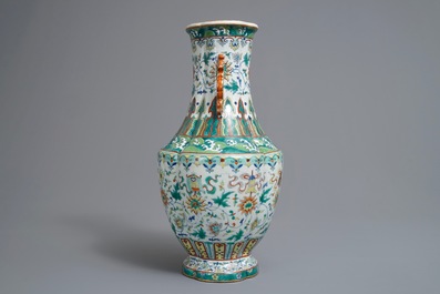 Un vase en porcelaine de Chine doucai &agrave; d&eacute;cor de rinceaux de lotus, marque de Qianlong, 19/20&egrave;me