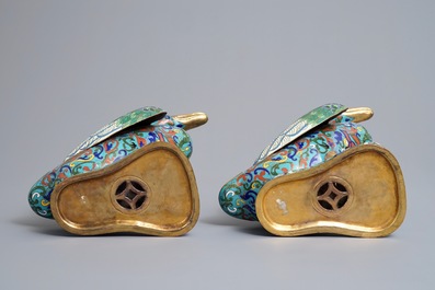 Une paire de mod&egrave;les de canards en &eacute;maux cloisonn&eacute;s, Chine, 19/20&egrave;me