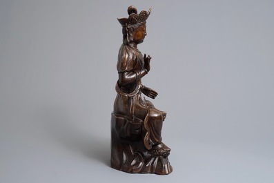 Een grote Chinese bronzen figuur van Guanyin op troon met ingelegd decor, 19/20e eeuw