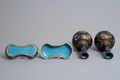 Een paar Chinese cloisonn&eacute; flesvormige vazen en een dekseldoos, 19/20e eeuw