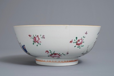 Een Chinese famille rose kom met schepen voor de Engelse markt, Qianlong