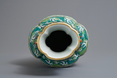 Un vase en porcelaine de Chine doucai &agrave; d&eacute;cor de rinceaux de lotus, marque de Qianlong, 19/20&egrave;me