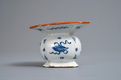 Un crachoir en fa&iuml;ence de Delft en bleu et blanc &agrave; d&eacute;cor chinoiserie, 18&egrave;me