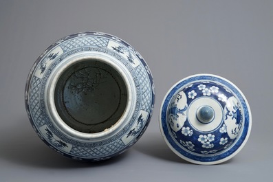 Un vase couvert en porcelaine de Chine bleu et blanc &agrave; d&eacute;cor d'antiquit&eacute;s, 19&egrave;me