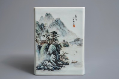 Un pot &agrave; pinceaux de forme carr&eacute; en porcelaine de Chine qianjiang cai, 20&egrave;me