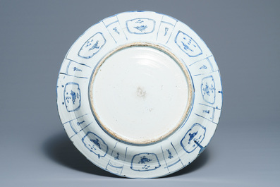 Un grand plat en porcelaine de Chine bleu et blanc de type kraak &agrave; d&eacute;cor de paons, Wanli