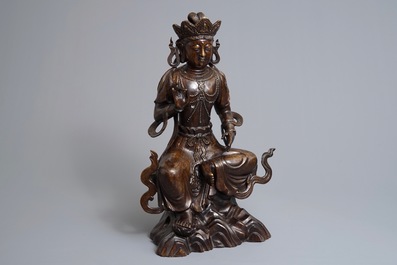 Een grote Chinese bronzen figuur van Guanyin op troon met ingelegd decor, 19/20e eeuw