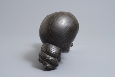 Nguyen Thanh Le (Vietnam, 1919-2006), Een bronzen hoofd van een jonge vrouw op houten sokkel