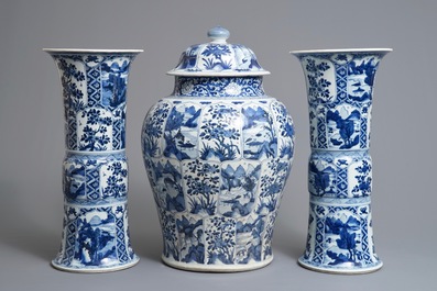 Une grande garniture de trois vases en porcelaine de Chine bleu et blanc, Kangxi