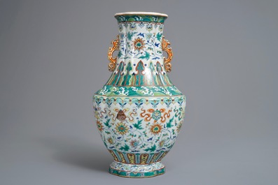 Un vase en porcelaine de Chine doucai &agrave; d&eacute;cor de rinceaux de lotus, marque de Qianlong, 19/20&egrave;me