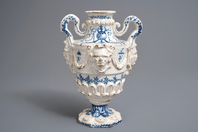 Een Spaanse blauwwitte vaas met reli&euml;fdecor en opdracht onderaan, gedat. 1801