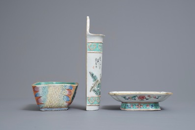 Deux bols et un vase &agrave; suspendre en porcelaine de Chine famille rose, 19&egrave;me