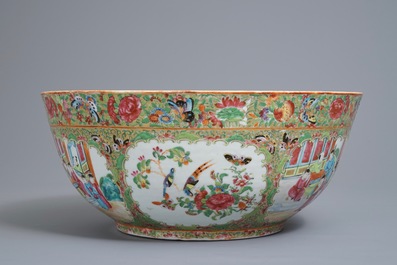 Un grand bol en porcelaine de Chine famille rose de Canton, 19&egrave;me