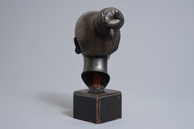 Nguyen Thanh Le (Vietnam, 1919-2006), T&ecirc;te d'une jeune femme en bronze sur socle en bois