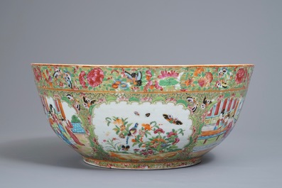 Un grand bol en porcelaine de Chine famille rose de Canton, 19&egrave;me