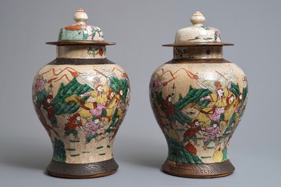 Une paire de vases couverts en porcelaine de Chine famille rose dit 'de Nankin', 19/20&egrave;me
