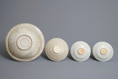 Deux coupes en porcelaine de Chine qingbai, un plat Sawankhalok et un bol, Song et apr&egrave;s