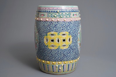 Un tabouret en porcelaine de Chine famille rose &agrave; d&eacute;cor de dragon et ph&eacute;nix, 19&egrave;me