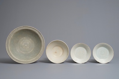 Deux coupes en porcelaine de Chine qingbai, un plat Sawankhalok et un bol, Song et apr&egrave;s