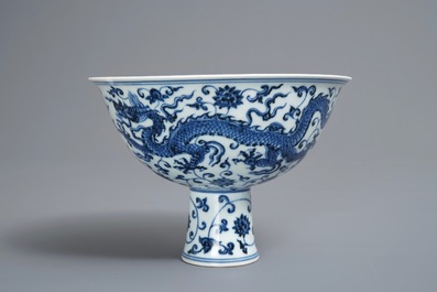 Un bol sur piedouche en porcelaine de Chine bleu et blanc, marque de Xuande, 19/20&egrave;me