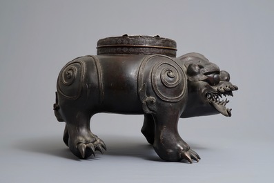 A large Japanese bronze model of a foo dog, Edo, 17/18th C.