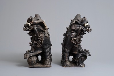 Deux tuiles faiti&egrave;res en forme de lions bouddhiques en gr&egrave;s &eacute;maill&eacute; noir, 19&egrave;me