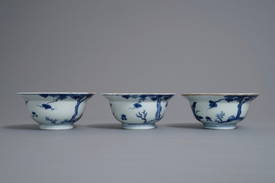 Drie Chinese blauwwitte kommen en een famille rose vaas met poederblauwe fond, Kangxi en 19e eeuw