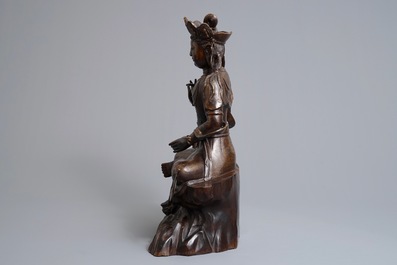 Een grote Chinese bronzen figuur van Guanyin op troon met ingelegd decor, 19/20e eeuw