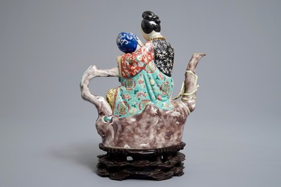 Une th&eacute;i&egrave;re en porcelaine de Chine en forme de couple galante, R&eacute;publique, 20&egrave;me