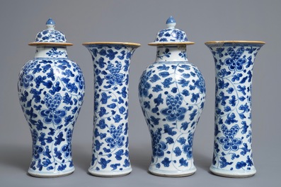 Une garniture de quatre vases en porcelaine de Chine bleu et blanc, Kangxi