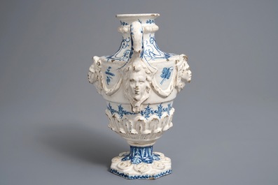 Un vase &agrave; deux anses en fa&iuml;ence espagnole bleu et blanc, d&eacute;dicac&eacute; et dat&eacute; 1801