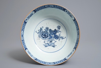 Un bol en porcelaine de Chine bleu et blanc &agrave; d&eacute;cor floral, Qianlong