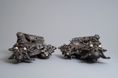 Twee Chinese zwart geglazuurde daktegels in de vorm van tempelleeuwen, 19e eeuw