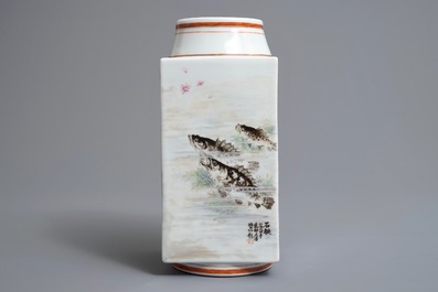 Un vase de forme cong en porcelaine de Chine &agrave; d&eacute;cor de poissons, marque de Qianlong, 20&egrave;me