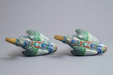 Une paire de mod&egrave;les de canards en &eacute;maux cloisonn&eacute;s, Chine, 19/20&egrave;me