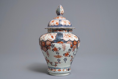 Een paar Japanse Imari dekselkoppen op schotels, een dekselvaas en een ajour wierookbrander, Edo/Meiji, 18/19e eeuw