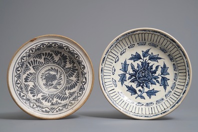 Deux assiettes et un bol en porcelaine de Vietnam bleu et blanc, 16&egrave;me et apr&egrave;s