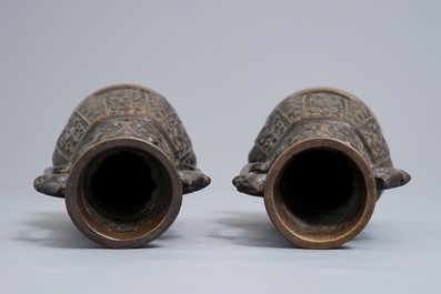 Une paire de vases archa&iuml;ques en bronze, Chine, 19&egrave;me
