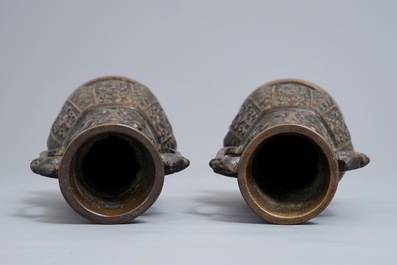 A pair of Chinese bronze vases in archaic style, 19th C.