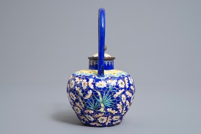 A Chinese Canton enamel teapot with floral design, 18/19th C.