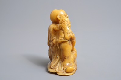 Een Chinese Shoushan zeepstenen figuur van een Luohan met inlegwerk, 19/20e eeuw