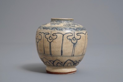 Deux assiettes et un bol en porcelaine de Vietnam bleu et blanc, 16&egrave;me et apr&egrave;s