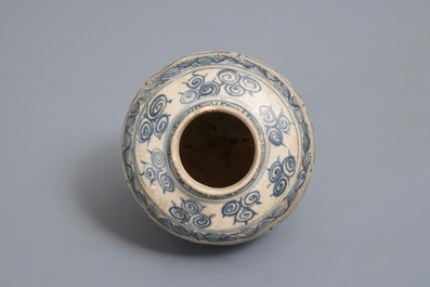 Deux assiettes et un bol en porcelaine de Vietnam bleu et blanc, 16&egrave;me et apr&egrave;s