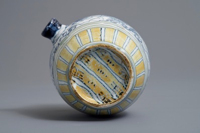 Un flacon en forme de tonneau en fa&iuml;ence de Delft polychrome, 18&egrave;me